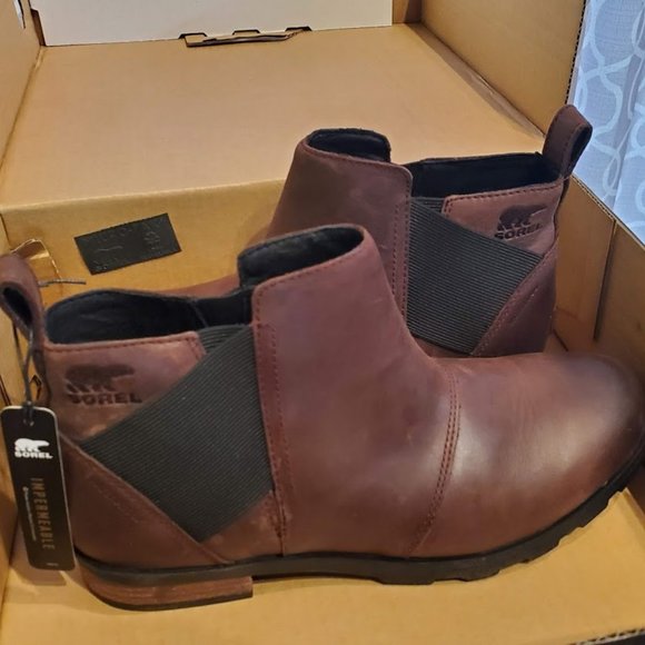 Sorel Shoes - NWT Sorel Emelie Chelsea Boots Size 9